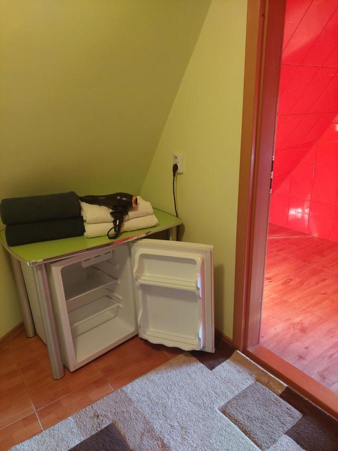 Cabana Cu Teren De Tenis -- Etaj Banita Екстериор снимка