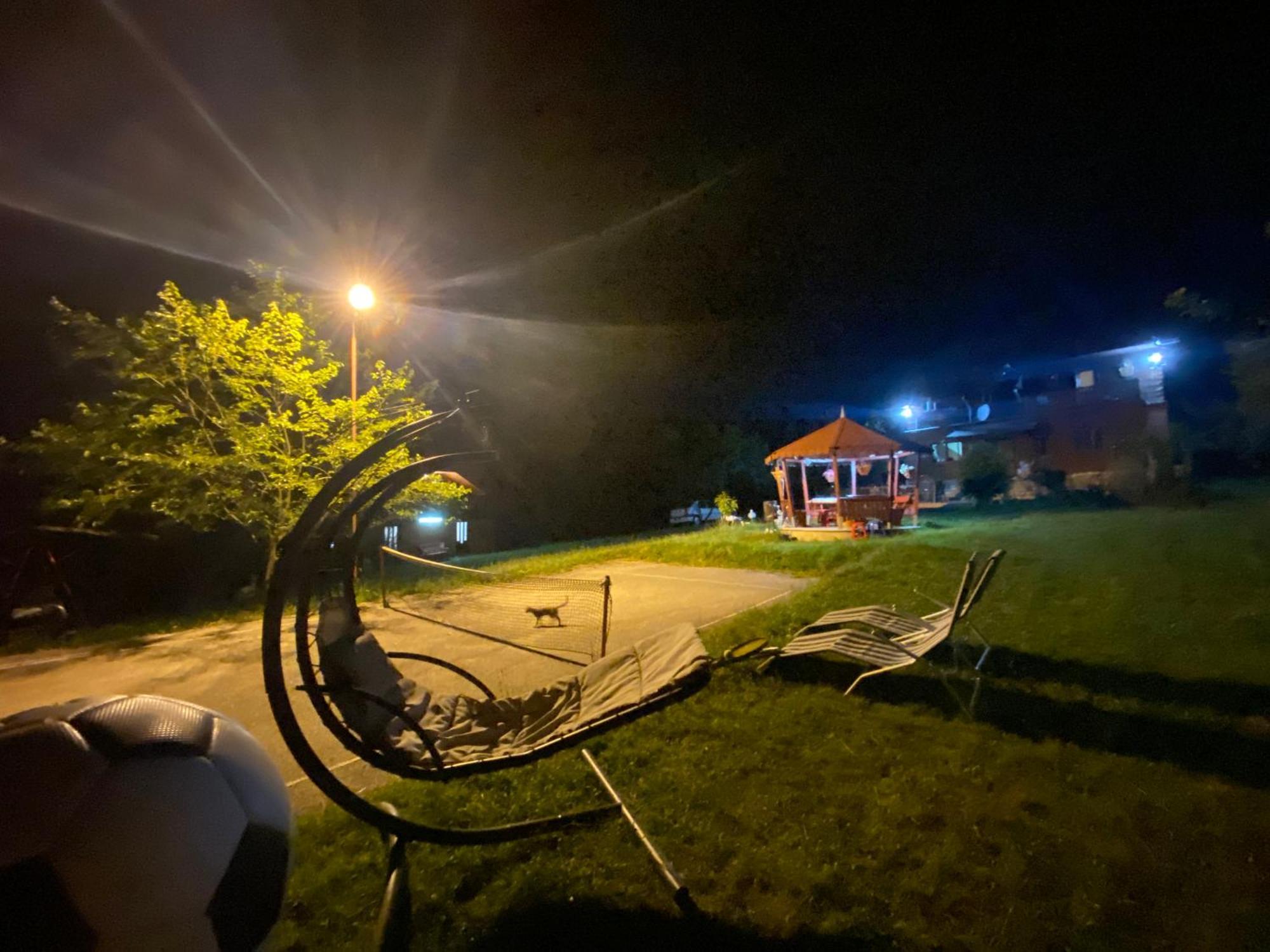 Cabana Cu Teren De Tenis -- Etaj Banita Екстериор снимка